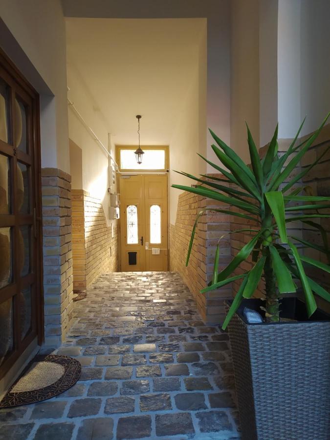 Hotel Indium City Panzió Eger Esterno foto