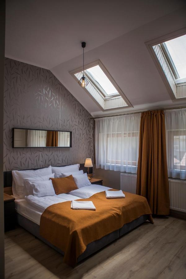 Hotel Indium City Panzió Eger Esterno foto