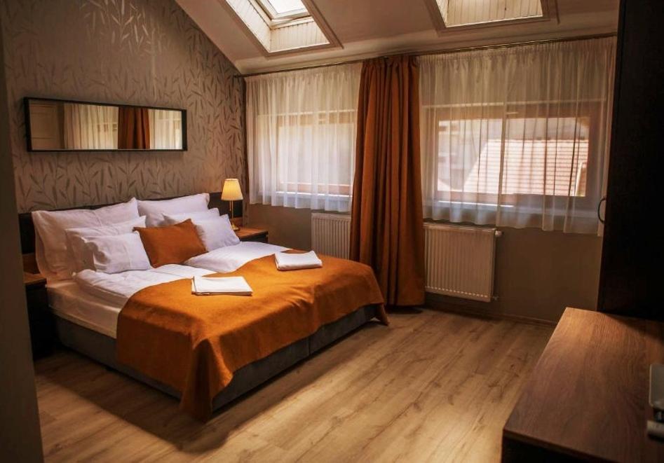 Hotel Indium City Panzió Eger Esterno foto